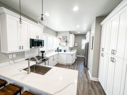 Midtown Oasis - Walkable to Blackstone - Within 5 Minutes of Downtown -Sleeps 12