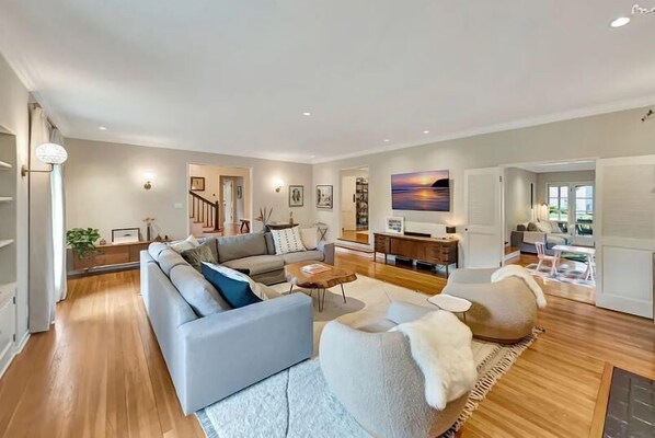 Smart TV, fireplace, books, stereo