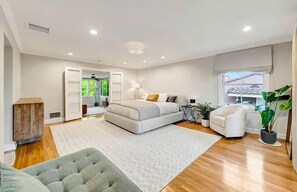 4 bedrooms, desk, iron/ironing board, WiFi