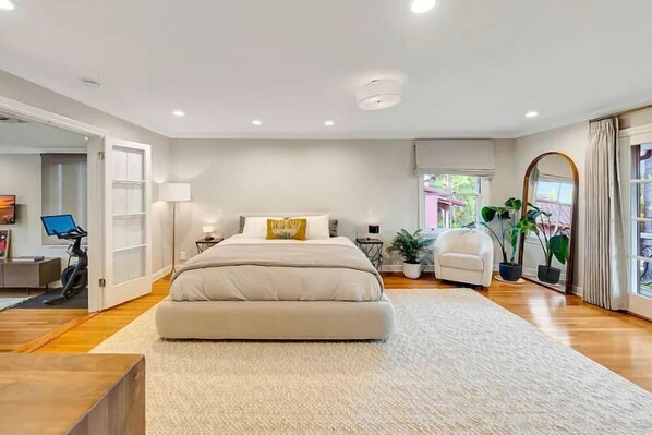 4 bedrooms, iron/ironing board, WiFi, bed sheets