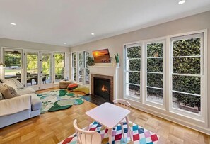 Älytelevisio, takka, kirjoja, stereot