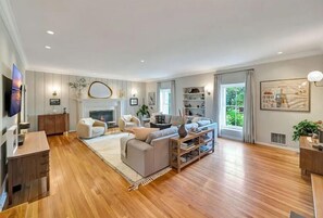 Smart TV, fireplace, books, stereo
