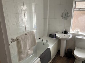 Departamento | Baño | Regadera, toallas, papel de baño 