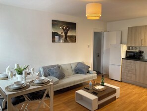 Living area - Cozy and Central City Apartment in Liverpool (Liverpool)