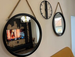 A room with a large round mirror, a smaller round mirror, and a wall clock. - Urban Luxury Apartment Zagreb (Zagreb)