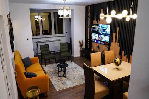 Apartment (Two Bedroom Apartment) | Wohnzimmer | 32-Zoll-Flachbildfernseher mit Kabelempfang