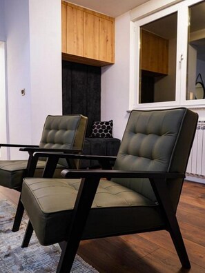 Leilighet (Two Bedroom Apartment) | Oppholdsrom | En 32-tommers Flatskjerm-TV med kabel-kanaler