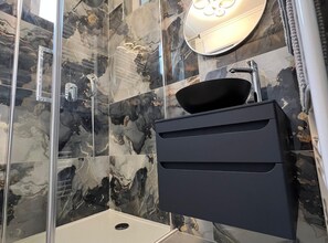 Apartment (One Bedroom Apartment) | Bathroom | Shower, towels - Urban Luxury Apartment Zagreb (Zagreb)