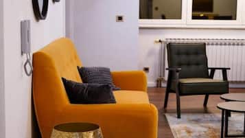 아파트 (Two Bedroom Apartment) | 거실 | 케이블 채널 시청이 가능한 32인치 평면 TV