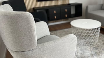 Departamento (One Bedroom Apartment) | Sala de estar | Televisión de pantalla plana de 32 pulgadas con canales por cable