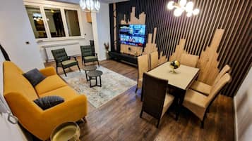 아파트 (Two Bedroom Apartment) | 거실 | 케이블 채널 시청이 가능한 32인치 평면 TV