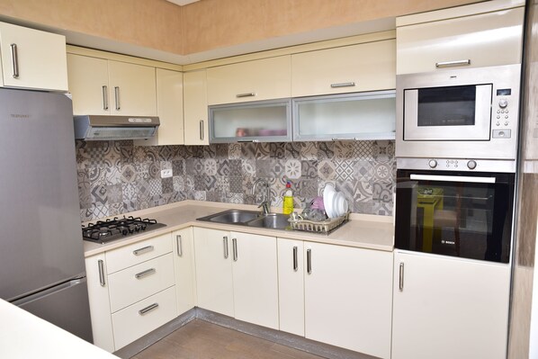 Fridge, microwave, oven, stovetop