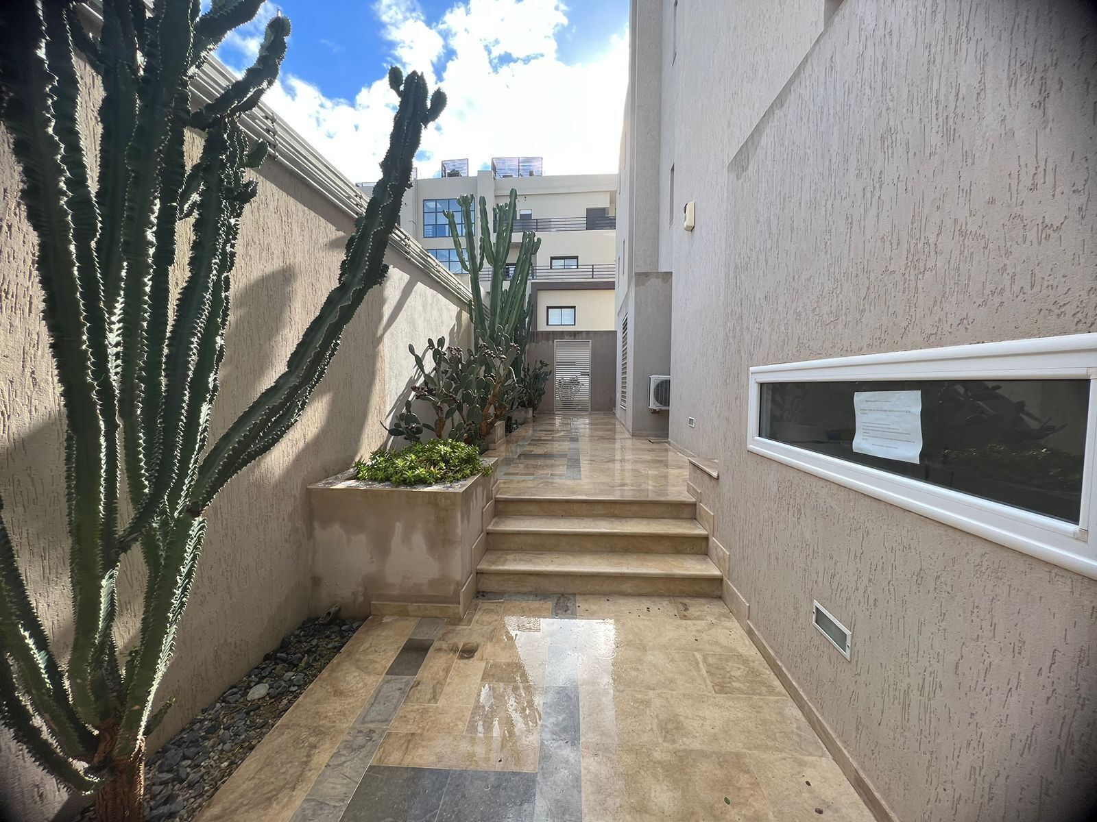 المنطقة المحيطة بالمنشأة