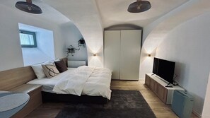 1 bedroom, WiFi, bed sheets - Transformed centuries old cellar into artist studio. Pet friendly (Brașov)