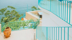 A balcony with a view of the sea, a hot tub, and a terracotta pot. - Villa San Michele by Elite Villas (Cetara)