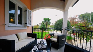 فيلا (Three Bedroom Villa with Swimming Poo) | شرفة/رواق