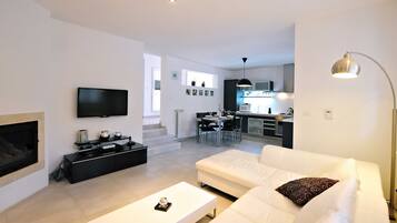 Villa (Three Bedroom Villa with Swimming Poo) | Sala de estar | Televisión de pantalla plana de 32 pulgadas con canales por cable