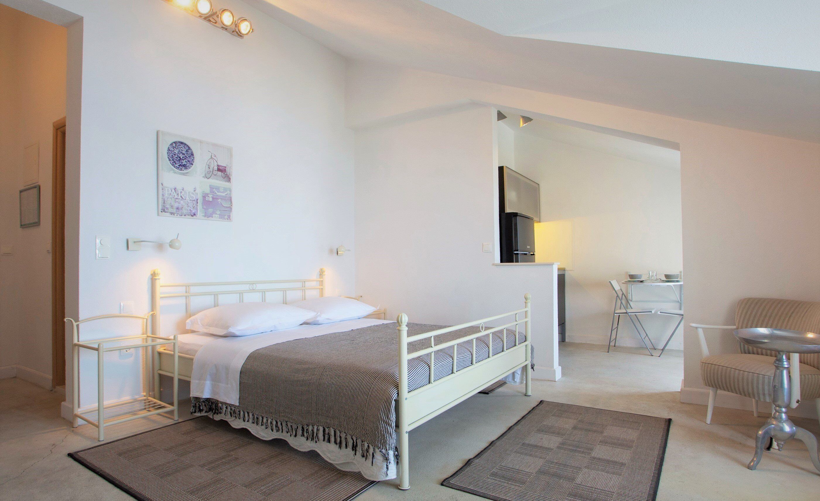 Une chambre à coucher avec un lit, un bureau et une chaise.