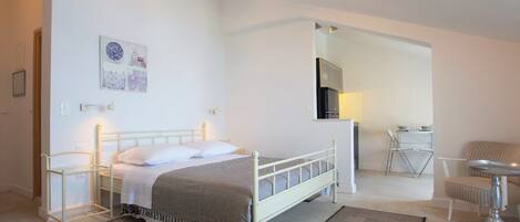 Une chambre à coucher avec un lit, un bureau et une chaise.