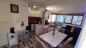 Leilighet (One Bedroom Apartment with Balcony) | Oppholdsrom | En 32-tommers Flatskjerm-TV med kabel-kanaler