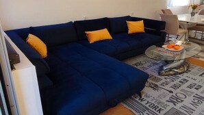 Leilighet (One Bedroom Apartment with Balcony) | Oppholdsrom | En 32-tommers Flatskjerm-TV med kabel-kanaler