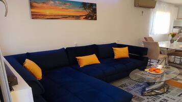 Căn hộ (One Bedroom Apartment with Balcony) | Phòng khách | TV màn hình phẳng 32-inch có truyền hình cáp