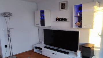 Căn hộ (One Bedroom Apartment with Balcony) | Phòng khách | TV màn hình phẳng 32-inch có truyền hình cáp