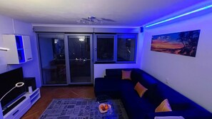 Appartement (One Bedroom Apartment with Balcony) | Salle de séjour | Téléviseur à écran plat de 32 po avec télévision par câble