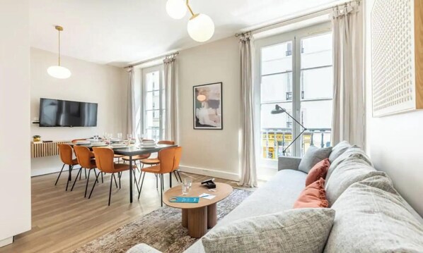 TV - ELEGAN PARISIAN APARTMENT-LUXURY,COMFORT & SPECTACULAR VIEWS AWAIT– RUE MONSIGNY (Paris)