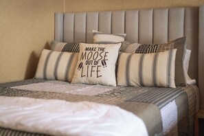 House, Multiple Beds, Kitchen, Mountain View (Tahoe Forest Chalet)