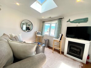 Una Smart TV, una chimenea, una mesa de tenis de mesa