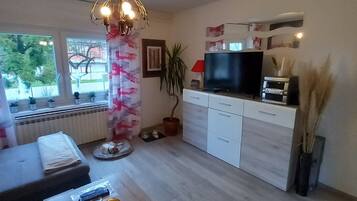 House (Three Bedroom Holiday Home with Swimm) | Living room | 32-inch flat-screen TV with cable channels