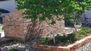 House (Three Bedroom Holiday Home with Swimm) | Garden