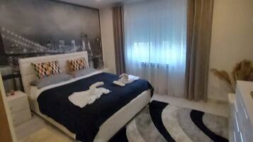 House (Three Bedroom Holiday Home with Swimm)