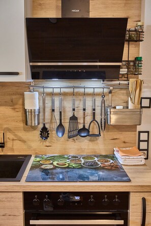 Comfort-Apartment, 1 Schlafzimmer, Balkon | Eigene Küche | Großer Kühlschrank, Mikrowelle, Ofen, Herdplatte