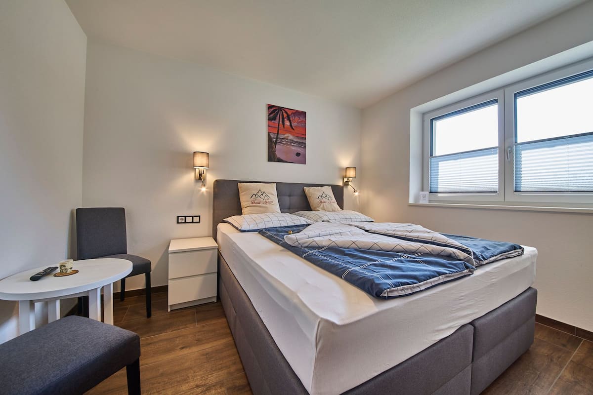 Appartamento Comfort, 2 camere da letto, balcone, vista montagna | 1 camera, Wi-Fi gratuito, lenzuola
