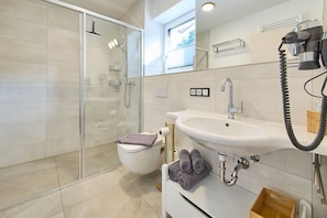 Departamento Confort, 1 habitación, balcón | Baño | Regadera, secadora de cabello, toallas, jabón
