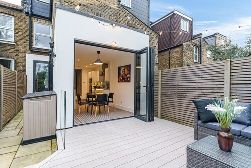 Elegant 4 bedroom family home with easy access into London. Parking included!