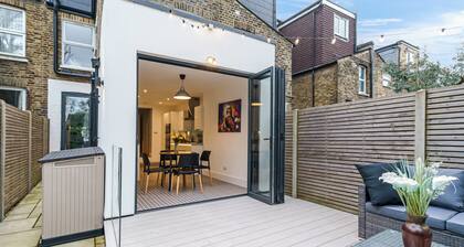 Elegant 4 bedroom family home with easy access into London. Parking included!