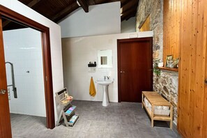Shower, hair dryer, towels, soap - Albergue - Hostel - Alquiler Casa Completa. Ideal Grupos, Niñ@s, Mascotas (Errigoiti)
