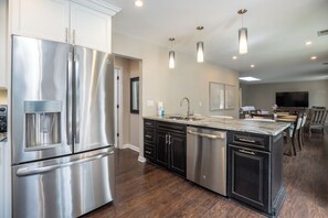 冷蔵庫、電子レンジ、コンロ、食器洗い機