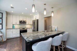 Fridge, microwave, stovetop, dishwasher - 28 Swing About: Remodeled Palmetto Dunes Home, Private Pool, Free Bikes (Hilton Head Island)