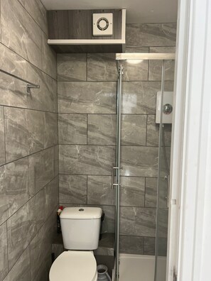 Studio | Bathroom | Shower, towels, toilet paper - Redbridge Studio Retreat (Ilford)