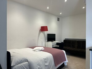 Studio | Free WiFi, bed sheets - Redbridge Studio Retreat (Ilford)