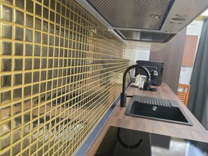 Kühlschrank, Mikrowelle, Ofen, Herdplatte