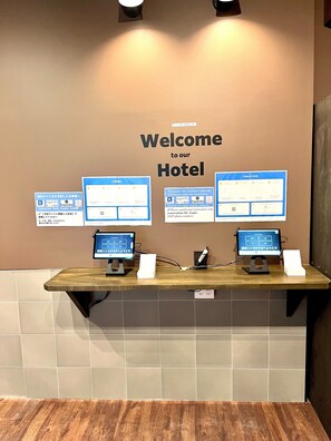 Check-in/check-out kiosk - Shinjuku Nikka Hotel - Hostel  (Tokyo)