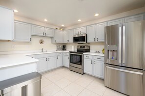 Fridge, microwave, oven, stovetop - Heated Pool and Hot Tub, 3 Bedroom Gated Condo! (Scottsdale)