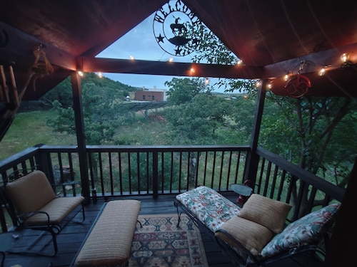 Mountainside cabin in Medicine Park-stunning views-borders Ft. Sill-Sleeps 16+