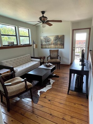 Smart-TV, peis, DVD-spiller og bøker