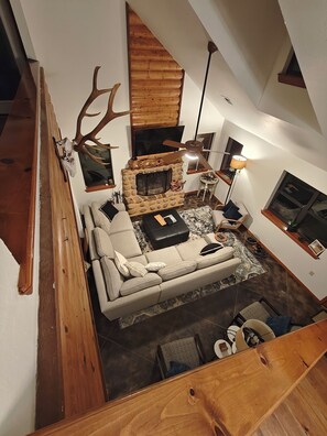 Smart TV, chimenea, reproductor de DVD y libros 